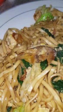 Mie goreng Jawa, geleneksel java usulü kızarmış erişte tatlı ve lezzetli Endonezya usulü kızarmış erişte, bakmi goreng, bakmi goreng jawa beyaz tabakta servis edilir.