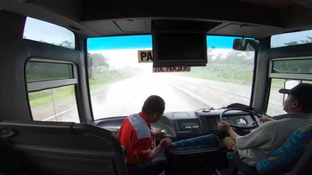 乘坐城际公共汽车的公共汽车 从前面的座位上看公共汽车旅行 作为商务客车或客车上的乘客 乘坐直达亚洲的巴士 印度尼西亚 — 图库视频影像