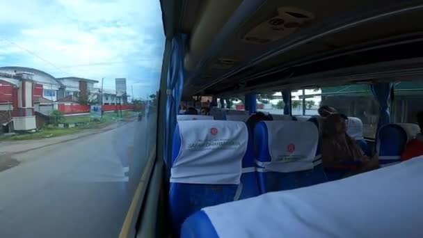 Buszozunk Egy Városközi Buszon Buszos Utazás Kilátás Első Ülésről Mint — Stock videók
