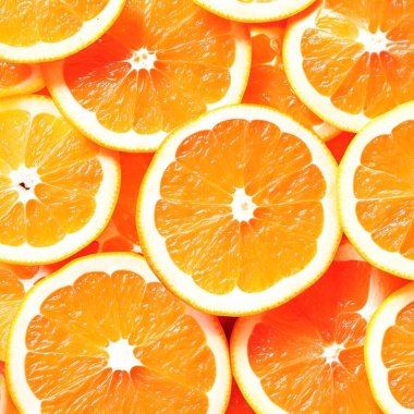 Dilimlenmiş portakallı meyvelerin yakın çekimi. Portakallı güneşlik dilimler, multimedya içeriği oluşturmanız için yaratıcı bir yaz duvar kağıdı.