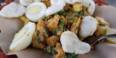 CNN 'in en iyi yemekleri kazanması, genellikle gado gado veya lotek olarak adlandırılan tipik Endonezya sağlıklı gıdaları çeşitli sebzeler, yumurtalar, tempeh ve fıstık soslu Longa ve sokak yemeklerinden oluşur.