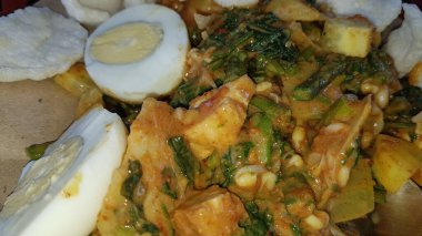 CNN 'in en iyi yemekleri kazanması, genellikle gado gado veya lotek olarak adlandırılan tipik Endonezya sağlıklı gıdaları çeşitli sebzeler, yumurtalar, tempeh ve fıstık soslu Longa ve sokak yemeklerinden oluşur.