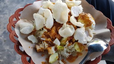 CNN 'in en iyi yemekleri kazanması, genellikle gado gado veya lotek olarak adlandırılan tipik Endonezya sağlıklı gıdaları çeşitli sebzeler, yumurtalar, tempeh ve fıstık soslu Longa ve sokak yemeklerinden oluşur.