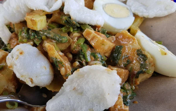 Cnnは トップフード 典型的なインドネシアの健康食品 しばしばガドガドと呼ばれるルテックを獲得し さまざまな野菜 テンペ ピーナッツソース ストリートフードで構成されています — ストック写真