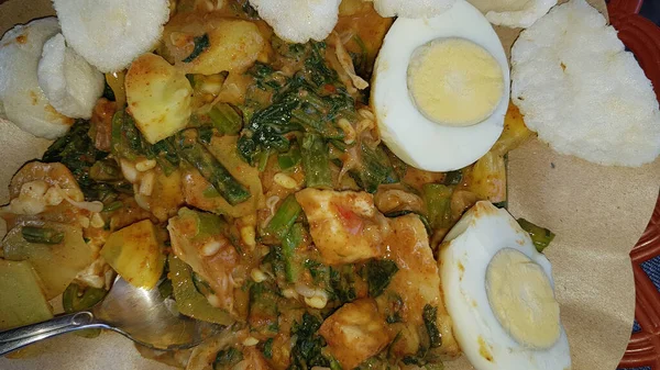Cnn获奖的顶级食品是典型的印尼健康食品 通常被称为 Gado Gado Lotek 由各种蔬菜 青葱和花生酱 街头食品组成 — 图库照片