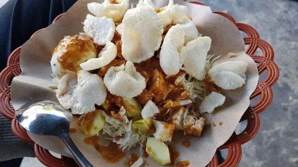 Cnn获奖的顶级食品是典型的印尼健康食品 通常被称为 Gado Gado Lotek 由各种蔬菜 青葱和花生酱 街头食品组成 — 图库照片