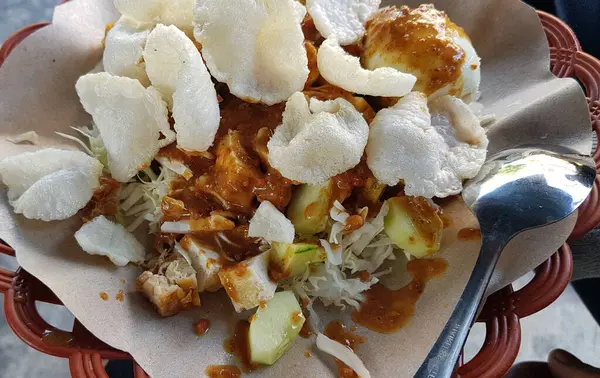 CNN 'in en iyi yemekleri kazanması, genellikle gado gado veya lotek olarak adlandırılan tipik Endonezya sağlıklı gıdaları çeşitli sebzeler, yumurtalar, tempeh ve fıstık soslu Longa ve sokak yemeklerinden oluşur.