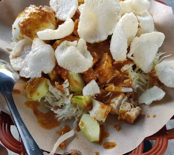 CNN 'in en iyi yemekleri kazanması, genellikle gado gado veya lotek olarak adlandırılan tipik Endonezya sağlıklı gıdaları çeşitli sebzeler, yumurtalar, tempeh ve fıstık soslu Longa ve sokak yemeklerinden oluşur.