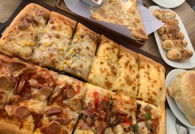Ahşap masa üzerinde peynirli ev yapımı kare pizza - dört mevsim - organik pizza - vejetaryen sağlıklı pizza - sebzeli pizza