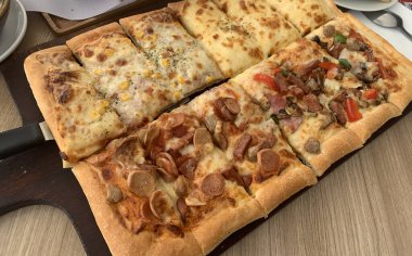 Ahşap masa üzerinde peynirli ev yapımı kare pizza - dört mevsim - organik pizza - vejetaryen sağlıklı pizza - sebzeli pizza