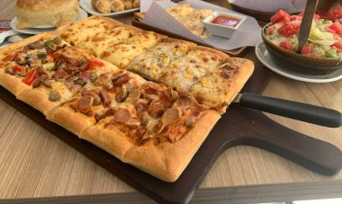 Ahşap masa üzerinde peynirli ev yapımı kare pizza - dört mevsim - organik pizza - vejetaryen sağlıklı pizza - sebzeli pizza
