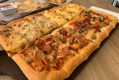 Ahşap masa üzerinde peynirli ev yapımı kare pizza - dört mevsim - organik pizza - vejetaryen sağlıklı pizza - sebzeli pizza