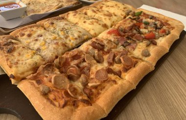 Ahşap masa üzerinde peynirli ev yapımı kare pizza - dört mevsim - organik pizza - vejetaryen sağlıklı pizza - sebzeli pizza