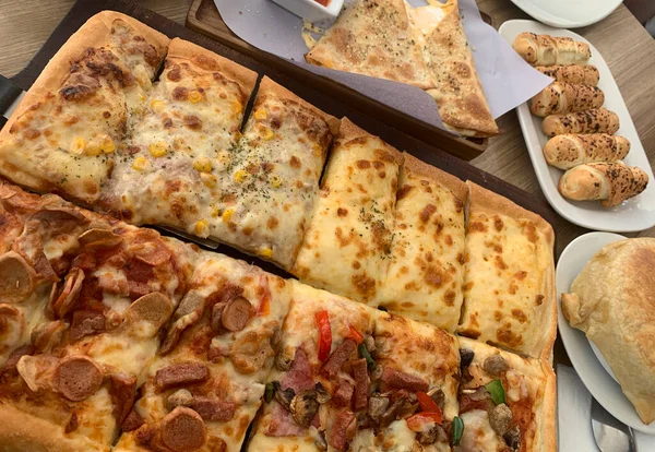 木製テーブルスクエアピザでチーズと自家製正方形ピザ 4シーズン オーガニックピザ ビーガンヘルシーピザ 野菜ピザ — ストック写真