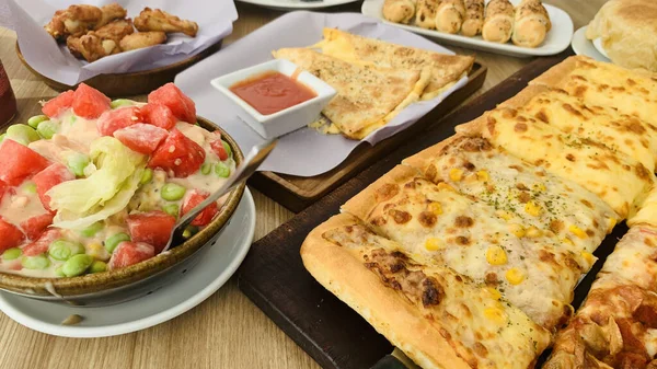 Házi Készítésű Négyzet Alakú Pizza Sajttal Asztalon Tér Pizza Négy — Stock Fotó
