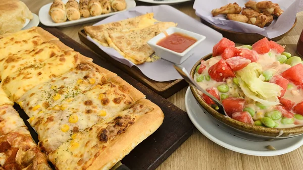 Házi Készítésű Négyzet Alakú Pizza Sajttal Asztalon Tér Pizza Négy — Stock Fotó