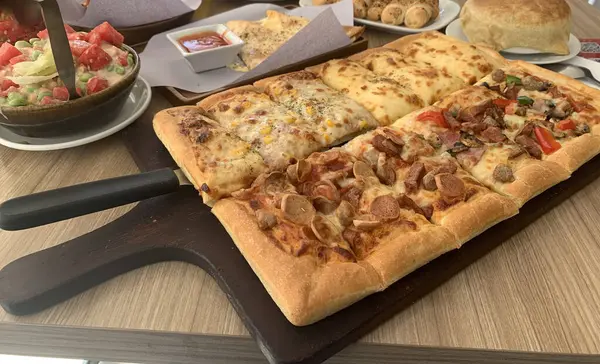 木製テーブルスクエアピザでチーズと自家製正方形ピザ 4シーズン オーガニックピザ ビーガンヘルシーピザ 野菜ピザ — ストック写真
