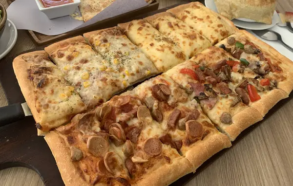 Ahşap Masa Üzerinde Peynirli Yapımı Kare Pizza Dört Mevsim Organik — Stok fotoğraf