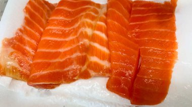 Çiğ taze somon filetosu Endonezya 'daki taze balık pazarında çok lezzetli bir yemek olmaya hazır.