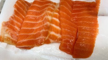 Çiğ taze somon filetosu Endonezya 'daki taze balık pazarında çok lezzetli bir yemek olmaya hazır.