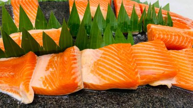 Çiğ taze somon filetosu Endonezya 'daki taze balık pazarında çok lezzetli bir yemek olmaya hazır.