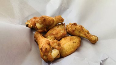 Barbekü tavuk kanadı ya da bufalo kanadı seçici odaklı ahşap tepside ya da tavuk şnitzeli ile kapatılır.