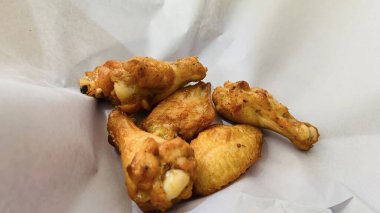 Barbekü tavuk kanadı ya da bufalo kanadı seçici odaklı ahşap tepside ya da tavuk şnitzeli ile kapatılır.