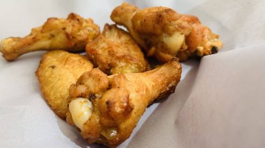 Barbekü tavuk kanadı ya da bufalo kanadı seçici odaklı ahşap tepside ya da tavuk şnitzeli ile kapatılır.