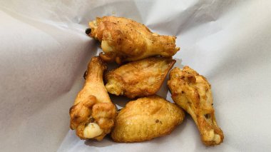 Barbekü tavuk kanadı ya da bufalo kanadı seçici odaklı ahşap tepside ya da tavuk şnitzeli ile kapatılır.