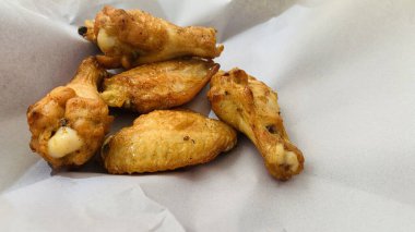 Barbekü tavuk kanadı ya da bufalo kanadı seçici odaklı ahşap tepside ya da tavuk şnitzeli ile kapatılır.