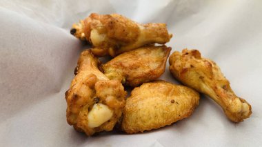 Barbekü tavuk kanadı ya da bufalo kanadı seçici odaklı ahşap tepside ya da tavuk şnitzeli ile kapatılır.