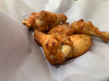 Barbekü tavuk kanadı ya da bufalo kanadı seçici odaklı ahşap tepside ya da tavuk şnitzeli ile kapatılır.