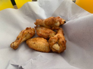 Barbekü tavuk kanadı ya da bufalo kanadı seçici odaklı ahşap tepside ya da tavuk şnitzeli ile kapatılır.