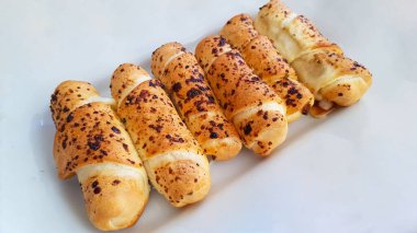 Lezzetli fırınlanmış peynirli börekler, bir yemek organizasyonunda fırında çıtır peynirli ekmek, seçilmiş odak noktası, ekmeğe sarılmış peynir ve bir restoranda pişirilmiş peynir.