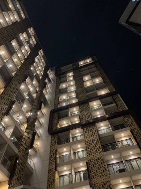 Gece boyunca uzun bina perspektifi, iş geçmişi, iş şablonu arka planı, yaratıcı içerik oluşturma için sunum arka planı