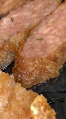 Süper lezzetli kızarmış pekin ördeği Hainan pilavı ve kızarmış domuz göbeği ile servis edilir. Prestijli doğu yemeği restoranında lezzetli Çin yemeği.