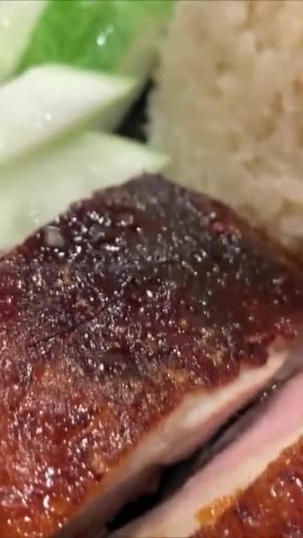 Super Köstliche Knusprige Gebratene Ente Mit Hainan Reis Und Knusprigem — Stockvideo