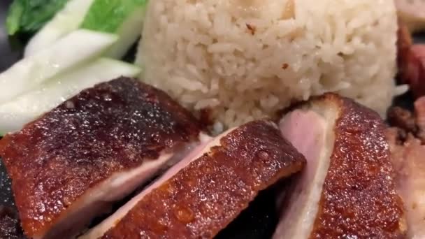 在享有盛誉的东方菜馆里 搭配海南米饭和脆烤猪肉 搭配美味的脆烤烤鸭 以及美味的东方中国烹调 — 图库视频影像