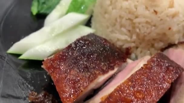 在享有盛誉的东方菜馆里 搭配海南米饭和脆烤猪肉 搭配美味的脆烤烤鸭 以及美味的东方中国烹调 — 图库视频影像