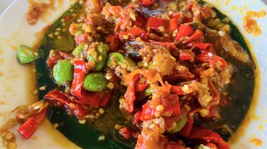 Sambal Pete (Petai) ya da acı fasulye ile acı biber sosu, parkia speciosa, popüler bir Endonezya yemeği. Bali 'de bir restoranda lezzetli yemekler.