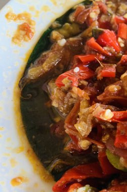 Sambal Pete (Petai) ya da acı fasulye ile acı biber sosu, parkia speciosa, popüler bir Endonezya yemeği. Bali 'de bir restoranda lezzetli yemekler.