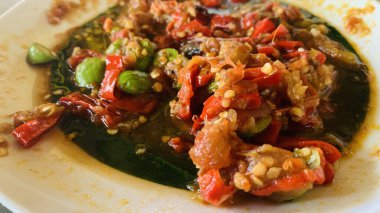 Sambal Pete (Petai) ya da acı fasulye ile acı biber sosu, parkia speciosa, popüler bir Endonezya yemeği. Bali 'de bir restoranda lezzetli yemekler.