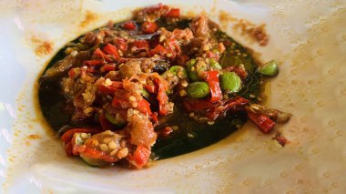 Sambal Pete (Petai) ya da acı fasulye ile acı biber sosu, parkia speciosa, popüler bir Endonezya yemeği. Bali 'de bir restoranda lezzetli yemekler.