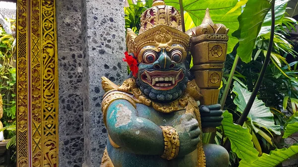 Bir Hindu tapınağının girişini koruyan bir figür, Bali 'deki kutsal tapınak heykeli, bale tapınağı koruyucusu, bale cücesi, geleneksel Bali heykelleri veya tanrılar, insanlar veya iblisler şeklinde taş oymalarla yapılmış Arca olarak adlandırılan bir heykel. Bali heykeli