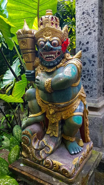 Bir Hindu tapınağının girişini koruyan bir figür, Bali 'deki kutsal tapınak heykeli, bale tapınağı koruyucusu, bale cücesi, geleneksel Bali heykelleri veya tanrılar, insanlar veya iblisler şeklinde taş oymalarla yapılmış Arca olarak adlandırılan bir heykel. Bali heykeli