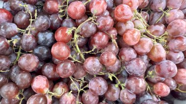 Çiğ organik tatlı üzüm arka planının, şarap üzümü dokusunun, sağlıklı meyvelerin, kırmızı şarap üzümlerinin arka planının, taze yerel üretimin üst görüntüsünün, multimedya içeriği oluşturmada iyidir.