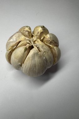 Sarımsaklı karanfil izole edilmiş. Beyaz arka planda sarımsaklı karanfil. Soyulmamış sarımsak karanfili koleksiyonu. Kırpma yolu ile. Tam alan derinliği. Mutfak malzemeleri