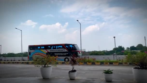 Jakarta Endonezya Ekim 2019 Endonezya Nın Çeşitli Şehirler Arası Otobüs — Stok video