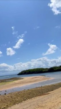 Dalgalı ve mavi gökyüzüyle güzel tropikal okyanus