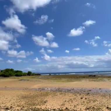 Dalgalı ve mavi gökyüzüyle güzel tropikal okyanus